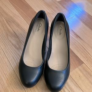 New never worn - Clarks black heels